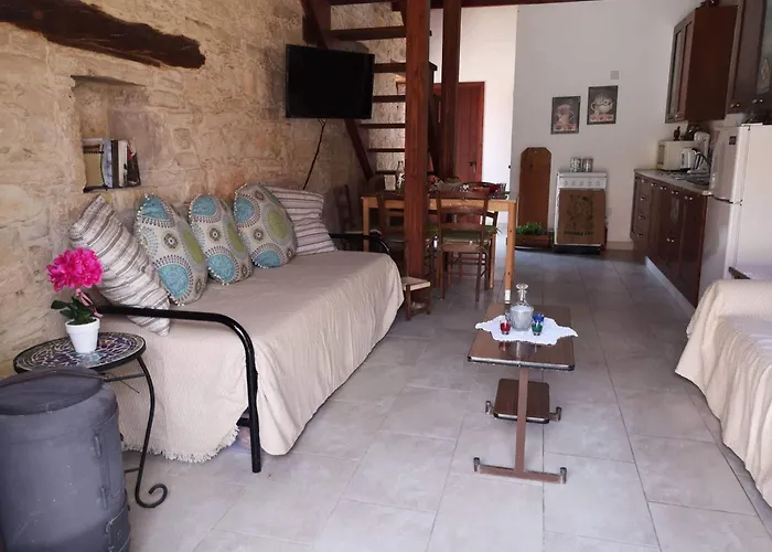 Symela's Nest * Anoyira